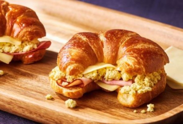 Egg, ham or bacon with cheese (Croissant or Bagel)